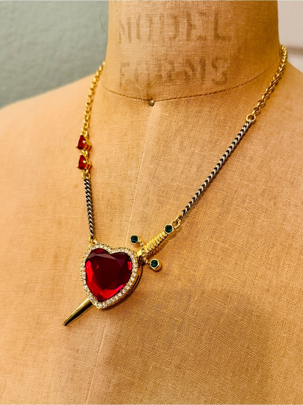 ♥️ 🗡️DISNEY COUTURE KINGDOM - SNOW
WHITE - HEART AND DAGGER
NECKLACE YELLOW GOLD